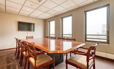 Gran oficina amoblada en insuperable ubicación 58 UF x m2