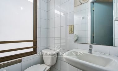 Gran oficina amoblada en insuperable ubicación 58 UF x m2