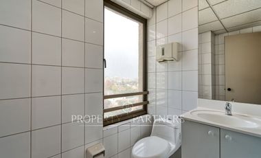 Gran oficina amoblada en insuperable ubicación 58 UF x m2