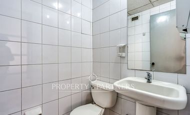 Gran oficina amoblada en insuperable ubicación 58 UF x m2