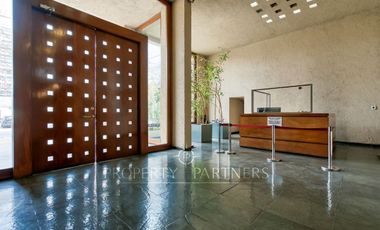 Gran oficina amoblada en insuperable ubicación 58 UF x m2