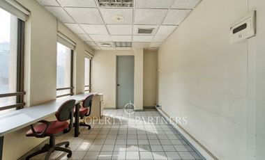 Gran oficina amoblada en insuperable ubicación 58 UF x m2