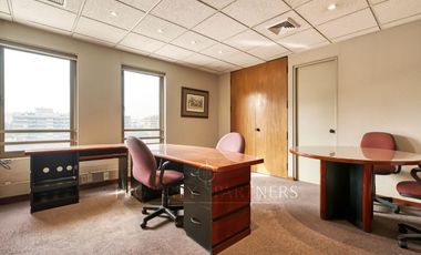 Gran oficina amoblada en insuperable ubicación 58 UF x m2