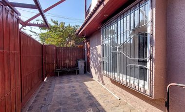Casa con amplia sala, 6 habitaciones, en barrio residencial. La Florida.