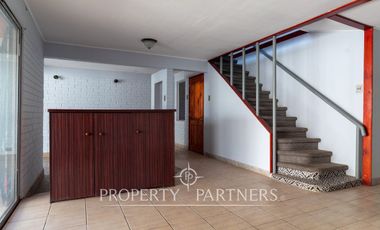 Casa con amplia sala, 6 habitaciones, en barrio residencial. La Florida.