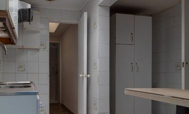 Casa con amplia sala, 6 habitaciones, en barrio residencial. La Florida.