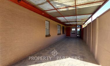 Casa con amplia sala, 6 habitaciones, en barrio residencial. La Florida.