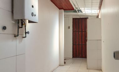 Casa con amplia sala, 6 habitaciones, en barrio residencial. La Florida.