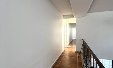 UF 79 Arriendo hermosa casa de 2 pisos con 5D+3B. En calle Holanda, Providencia. Residencial o Comercial