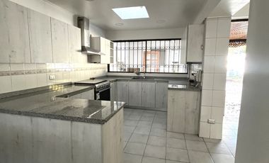 UF 79 Arriendo hermosa casa de 2 pisos con 5D+3B. En calle Holanda, Providencia. Residencial o Comercial
