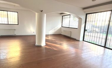 UF 79 Arriendo hermosa casa de 2 pisos con 5D+3B. En calle Holanda, Providencia. Residencial o Comercial