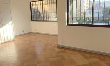 UF 79 Arriendo hermosa casa de 2 pisos con 5D+3B. En calle Holanda, Providencia. Residencial o Comercial