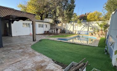 UF 79 Arriendo hermosa casa de 2 pisos con 5D+3B. En calle Holanda, Providencia. Residencial o Comercial