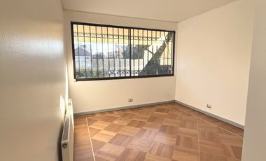 UF 79 Arriendo hermosa casa de 2 pisos con 5D+3B. En calle Holanda, Providencia. Residencial o Comercial