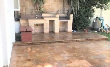 UF 79 Arriendo hermosa casa de 2 pisos con 5D+3B. En calle Holanda, Providencia. Residencial o Comercial