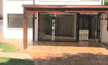 UF 79 Arriendo hermosa casa de 2 pisos con 5D+3B. En calle Holanda, Providencia. Residencial o Comercial