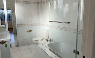 UF 79 Arriendo hermosa casa de 2 pisos con 5D+3B. En calle Holanda, Providencia. Residencial o Comercial