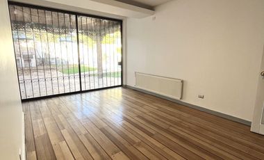 UF 79 Arriendo hermosa casa de 2 pisos con 5D+3B. En calle Holanda, Providencia. Residencial o Comercial