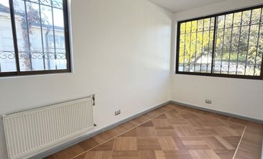 UF 79 Arriendo hermosa casa de 2 pisos con 5D+3B. En calle Holanda, Providencia. Residencial o Comercial
