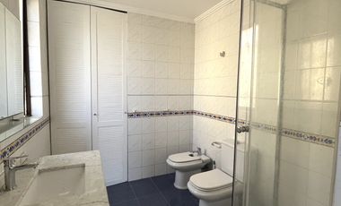 UF 79 Arriendo hermosa casa de 2 pisos con 5D+3B. En calle Holanda, Providencia. Residencial o Comercial