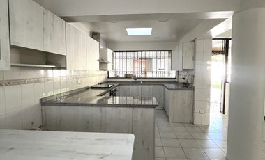 UF 79 Arriendo hermosa casa de 2 pisos con 5D+3B. En calle Holanda, Providencia. Residencial o Comercial