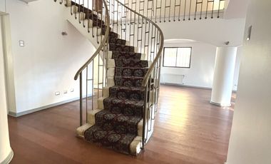 UF 79 Arriendo hermosa casa de 2 pisos con 5D+3B. En calle Holanda, Providencia. Residencial o Comercial