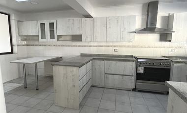 UF 79 Arriendo hermosa casa de 2 pisos con 5D+3B. En calle Holanda, Providencia. Residencial o Comercial