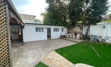 UF 79 Arriendo hermosa casa de 2 pisos con 5D+3B. En calle Holanda, Providencia. Residencial o Comercial