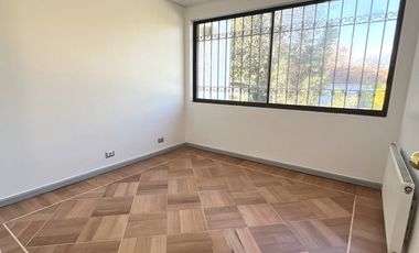 UF 79 Arriendo hermosa casa de 2 pisos con 5D+3B. En calle Holanda, Providencia. Residencial o Comercial