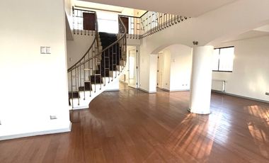 UF 79 Arriendo hermosa casa de 2 pisos con 5D+3B. En calle Holanda, Providencia. Residencial o Comercial