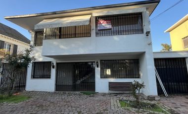 UF 79 Arriendo hermosa casa de 2 pisos con 5D+3B. En calle Holanda, Providencia. Residencial o Comercial