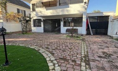 UF 79 Arriendo hermosa casa de 2 pisos con 5D+3B. En calle Holanda, Providencia. Residencial o Comercial