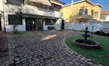 UF 79 Arriendo hermosa casa de 2 pisos con 5D+3B. En calle Holanda, Providencia. Residencial o Comercial