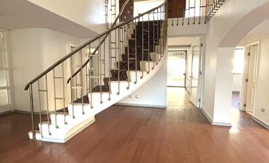 UF 79 Arriendo hermosa casa de 2 pisos con 5D+3B. En calle Holanda, Providencia. Residencial o Comercial