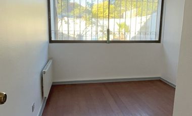 UF 79 Arriendo hermosa casa de 2 pisos con 5D+3B. En calle Holanda, Providencia. Residencial o Comercial