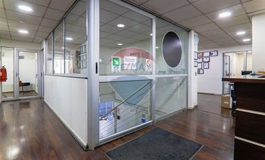 Bodega con oficinas en Recoleta: Oportunidad Única