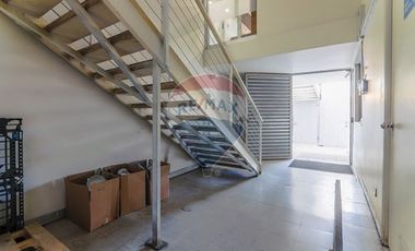 Bodega con oficinas en Recoleta: Oportunidad Única