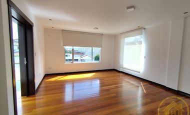 Casa Moderna en el Valle de los Chillos, Terreno de 1550 m² con BBQ Jacuzzi, Zona de Juegos Privada