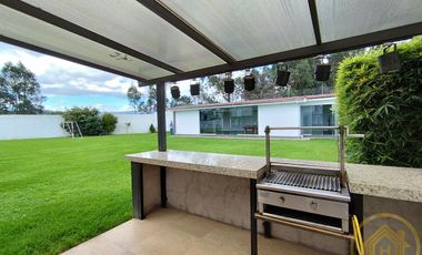 Casa Moderna en el Valle de los Chillos, Terreno de 1550 m² con BBQ Jacuzzi, Zona de Juegos Privada
