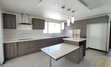 Casa Moderna en el Valle de los Chillos, Terreno de 1550 m² con BBQ Jacuzzi, Zona de Juegos Privada