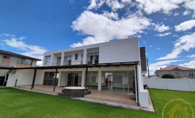 Casa Moderna en el Valle de los Chillos, Terreno de 1550 m² con BBQ Jacuzzi, Zona de Juegos Privada