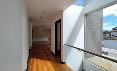 Casa Moderna en el Valle de los Chillos, Terreno de 1550 m² con BBQ Jacuzzi, Zona de Juegos Privada