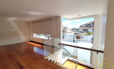 Casa Moderna en el Valle de los Chillos, Terreno de 1550 m² con BBQ Jacuzzi, Zona de Juegos Privada