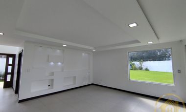 Casa Moderna en el Valle de los Chillos, Terreno de 1550 m² con BBQ Jacuzzi, Zona de Juegos Privada