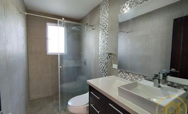 Casa Moderna en el Valle de los Chillos, Terreno de 1550 m² con BBQ Jacuzzi, Zona de Juegos Privada