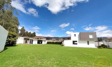Casa Moderna en el Valle de los Chillos, Terreno de 1550 m² con BBQ Jacuzzi, Zona de Juegos Privada