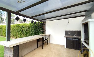 Casa Moderna en el Valle de los Chillos, Terreno de 1550 m² con BBQ Jacuzzi, Zona de Juegos Privada