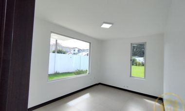 Casa Moderna en el Valle de los Chillos, Terreno de 1550 m² con BBQ Jacuzzi, Zona de Juegos Privada