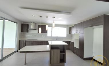 Casa Moderna en el Valle de los Chillos, Terreno de 1550 m² con BBQ Jacuzzi, Zona de Juegos Privada