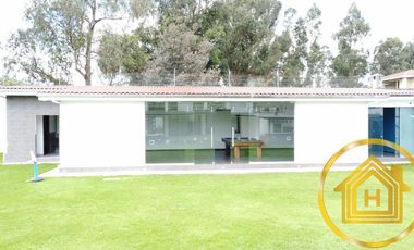 Casa Moderna en el Valle de los Chillos, Terreno de 1550 m² con BBQ Jacuzzi, Zona de Juegos Privada